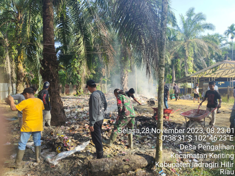 Bersihkan Sekitaran Pondok Pesantren Al Askiya, Babinsa Koramil 09/Kemuning Giat Jaga Kebersihan Bersama Santri