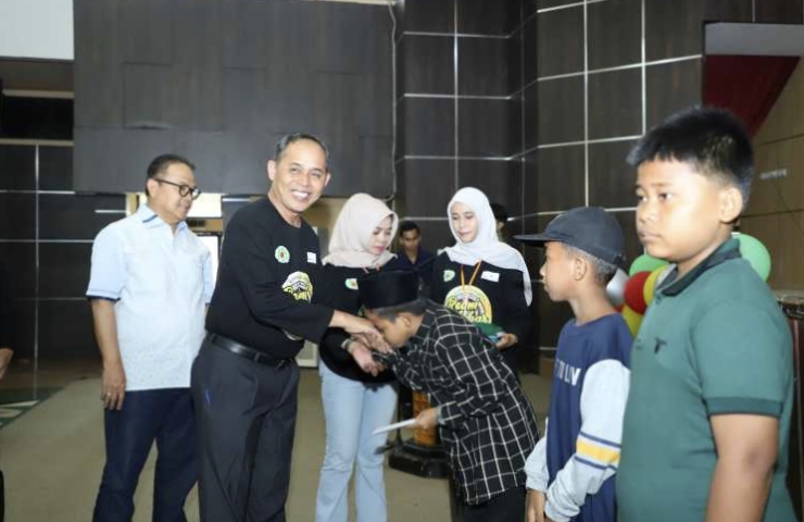 Di Acara Reuni Alumni SMEA/SMKN 1 Tembilahan,Pj.Bupati Inhil Santuni Anak Yatim