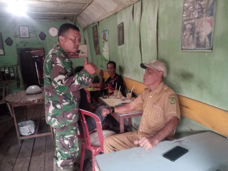 Babinsa Koramil 04/Kuindra Jalin Hubungan Harmonis dengan Masyarakat Kampung Pancasila