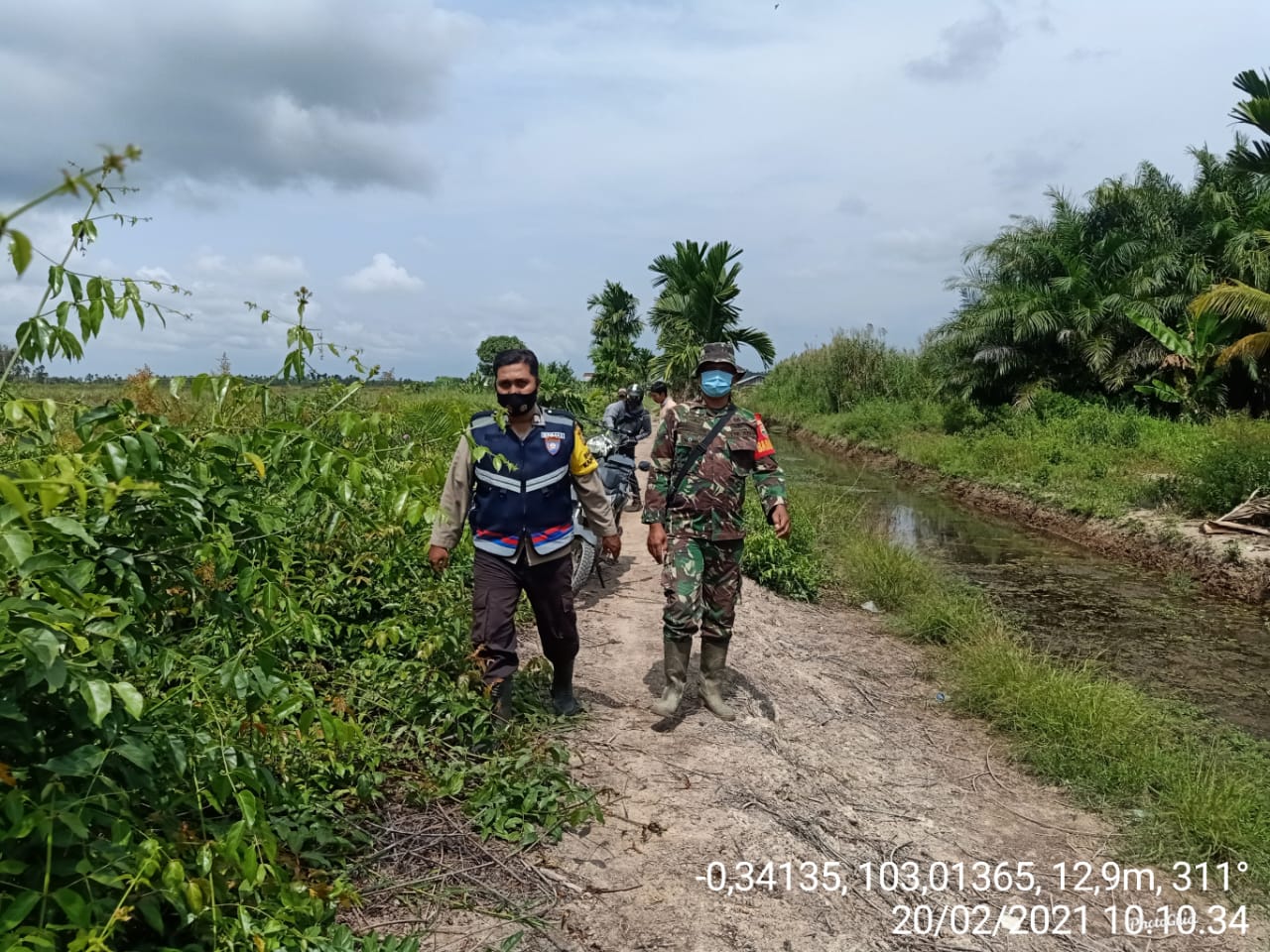 Bersama Bhabinkamtibmas dan Warga, Serda A Sidik Laksanakan Patroli Karhutla
