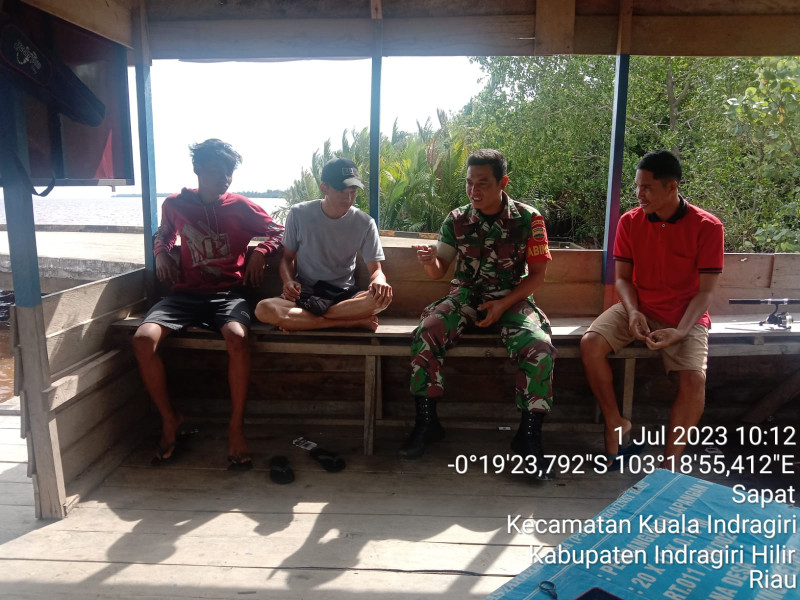 Babinsa Koramil 04/Kuindra Saling Bertukar Pikiran dan Berikan Pemahaman Tentang Norma-norma Pancasila