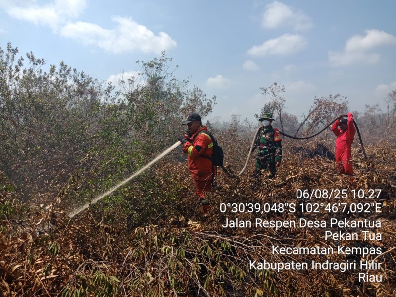 Api Belum Padam, Koramil 03/Tempuling dan Tim Gabungan Terus Berjuang Atasi Karhutla di Dusun Respen Bertuah