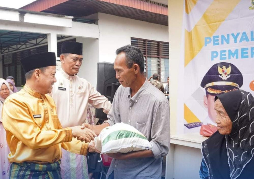 Bantuan Pangan Tahap I, Pj Bupati Kampar Salurkan Cadangan Beras