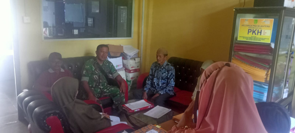 Babinsa Koramil 09/Kemuning Kuatkan Hubungan Baik Melalui Komsos