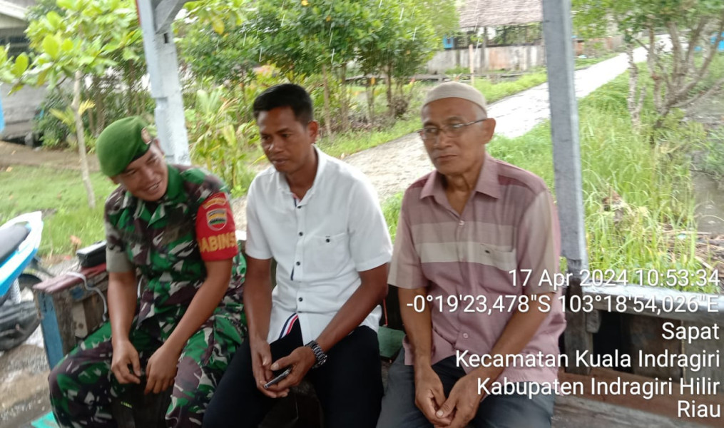 Babinsa Koramil 04/Kuindra Jalin Silaturrahmi Sekaligus Jaga Keamanan dan Ketertiban di Binaan