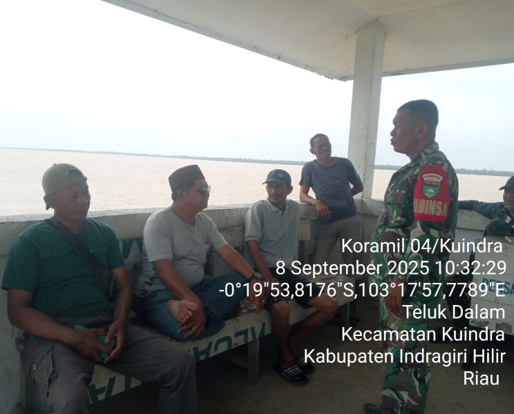 Babinsa Koramil 04/KDR: Komsos untuk Menciptakan Lingkungan yang Bersih dan Aman