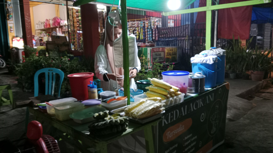 Rasanya Juara, Jagung Bakar Racikan Acik Ani Kesukaan Warga Tembilahan