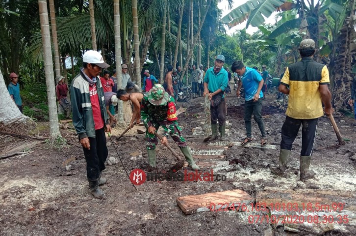 Bersama Warga Sungai Rawa, Babinsa Koramil 12/Batang Tuaka Goro Penimbunan Jalan Utama