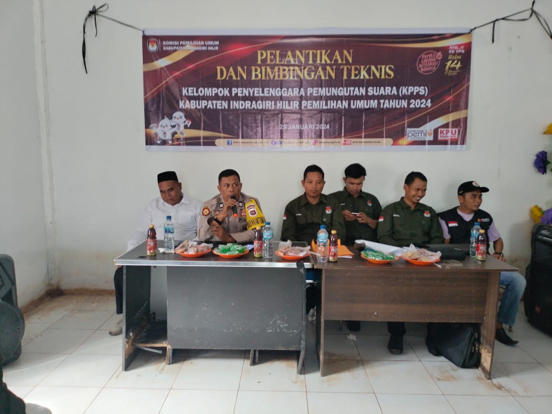 Bhabinkamtibmas Desa Lahang Hulu Aiptu Heriyanto  Hadiri Pelantikan KPPS