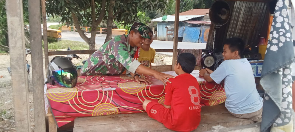 Melalui Komsos, Babinsa Koramil 09/Kmg Himbau Warga Agar Tidak Berenang di Sungai Pada Musim Hujan