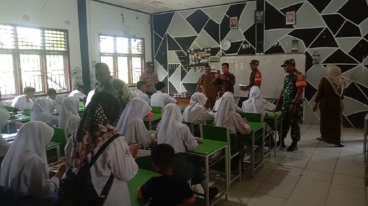 Koramil 09/Kemuning Dukung Peningkatan Gizi Siswa melalui Makan Bergizi Gratis