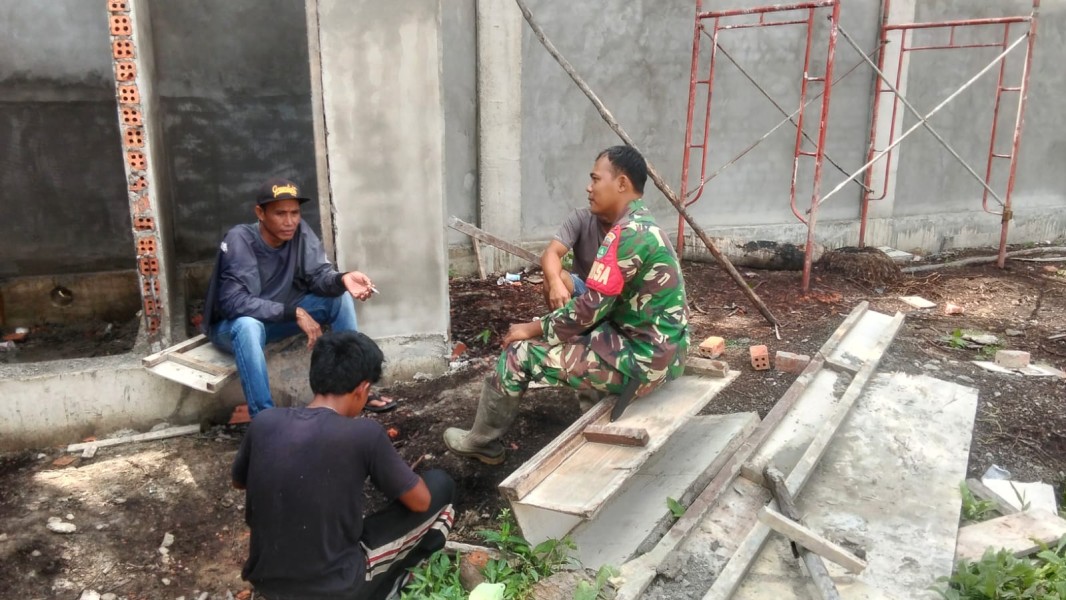 Babinsa Koramil 03/Tpl Laksanakan Komsos dengan Tukang Bangunan, Pantau Progres Pembangunan KDKMP