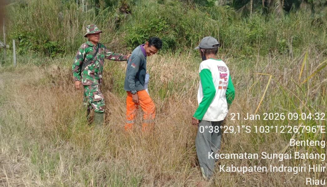 Babinsa Koramil 07/Reteh Kembali melaksanakan Patroli Tapal Batas di Sungai Batang