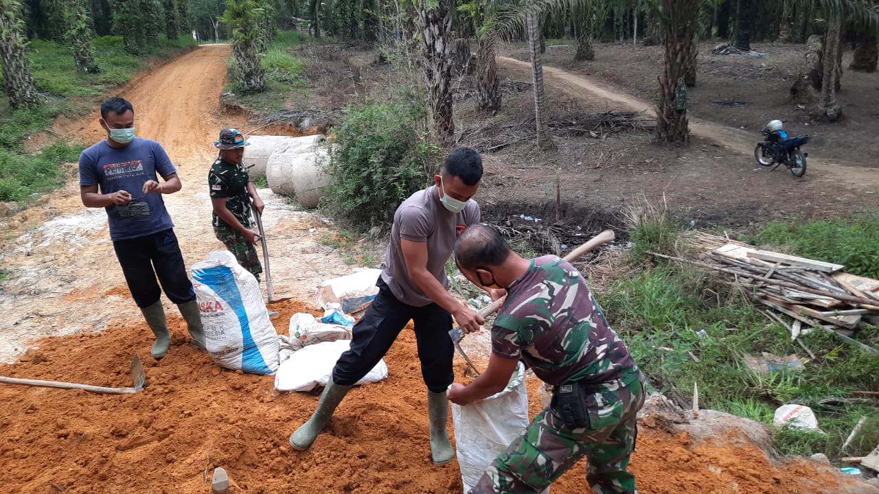 TNI dan Warga Lanjutkan Penimbunan Box Culvert Dusun Suka Mulya Jaya