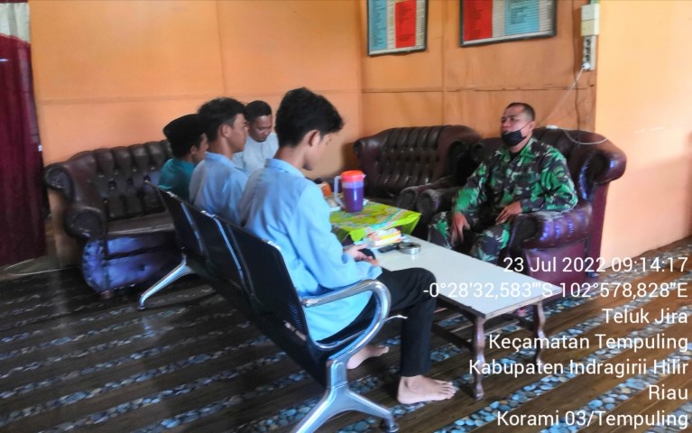 Babinsa Koramil 03/Tempuling Komsos dengan Staf Desa Dan Mahasiswa KKN