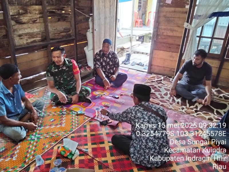 Jaga Ketertiban dan Harmonisasi Hubungan, Babinsa Koramil 04/Kuindra Komsos Bersama Warga Binaan di Sungai Piyai