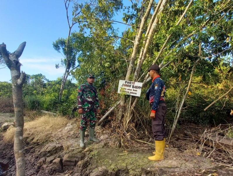 Babinsa 05/Gas Tingkatkan Patroli Karlahut Bersama Masyarakat Binaan