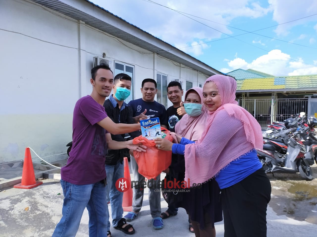 Marlis Syarif Beserta Keluarga Berikan Bantuan Donasi Untuk Tenaga Medis di Inhil Melalui PPNI  