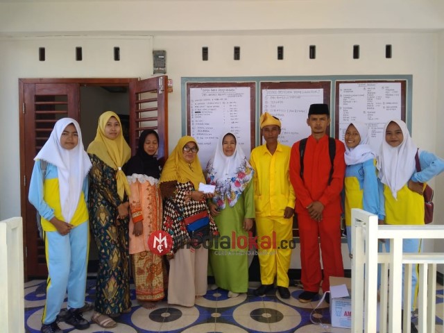 Siswa SMP Negeri Satu Atap Tanjung Pasir Galang Dana untuk Korban Tanah Longsor