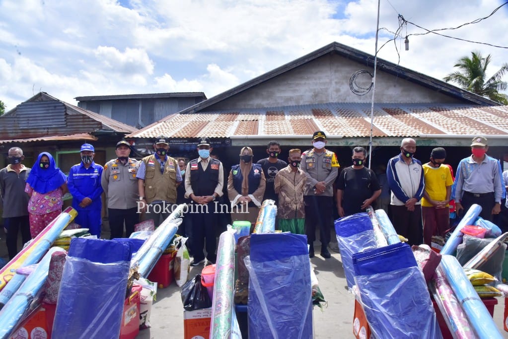 Kampung Betuah Seberang Tembilahan Terima Bantuan 17 Paket Logistik dari Pemda Inhil