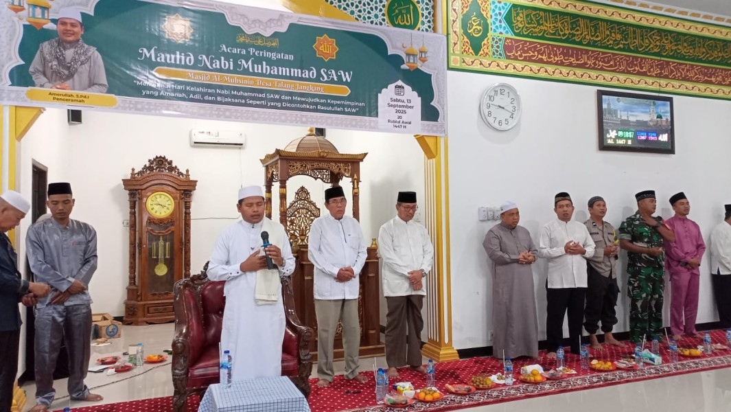 Babinsa Koramil 09/Kemuning Hadiri Peringatan Maulid Nabi Muhammad SAW dalam Suasana Khidmat