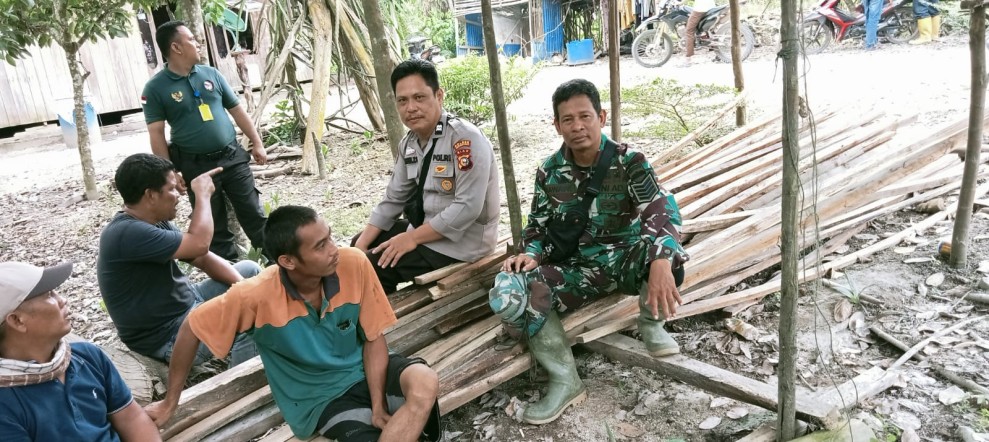 Wujudkan Kerukunan, Babinsa Koramil 05/Gas Serma Nawawi Musyawarah Mufakat Solusi Terbaik Selesaikan Masalah