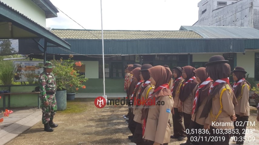 Babinsa Koramil 02/Tanah Merah Giat Latih PBB untuk Anak Pramuka Tanjung Baru
