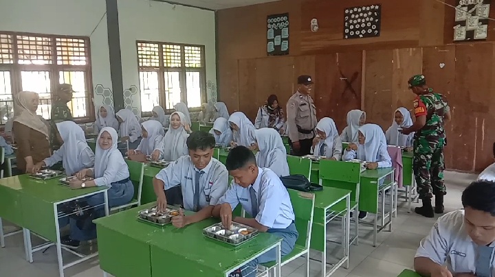 Pendampingan Kegiatan Makan Sehat Bergizi oleh SPPG Kecamatan Kemuning Oleh Babinsa Koramil 09/Kemuning