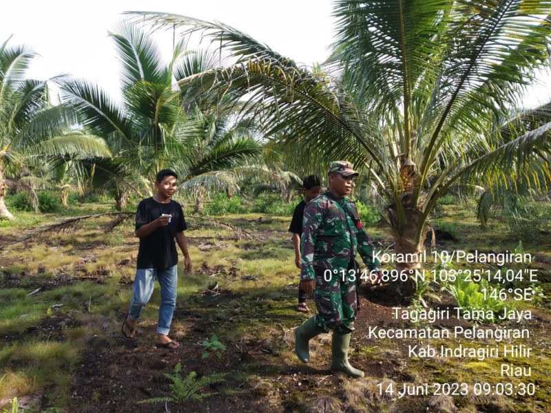 Dengan Adanya Perubahan Iklim, Babinsa Koramil 10/Pelangiran Bersama Warga Lakukan Patroli Rutin