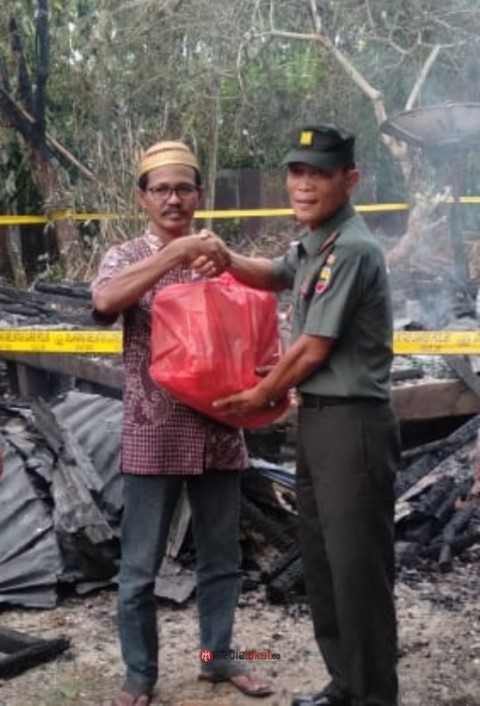 Danramil 06/Kateman Serahkan Bantuan Ini kepada Korban Kebakaran di Kelurahan Taga Raja