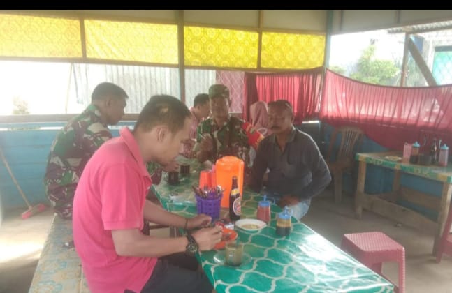 Jalin Komsos Bersama Babinsa Koramil 04/Kuindra dan Masyarakat