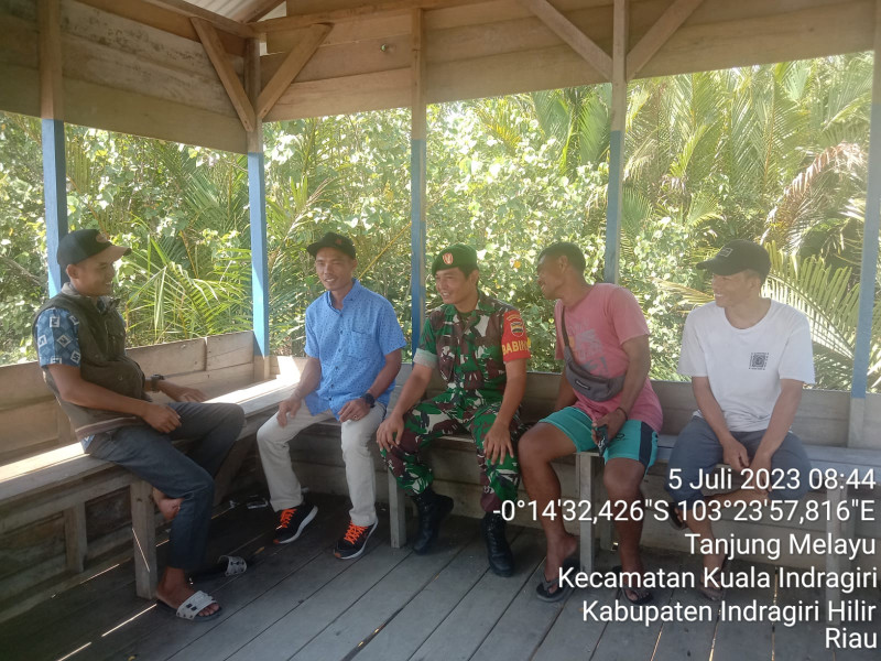 Babinsa Koramil 04/Kuindra Himbau Warga Agar Berhati-hati Saat Bergaul dan Jauhi Narkoba