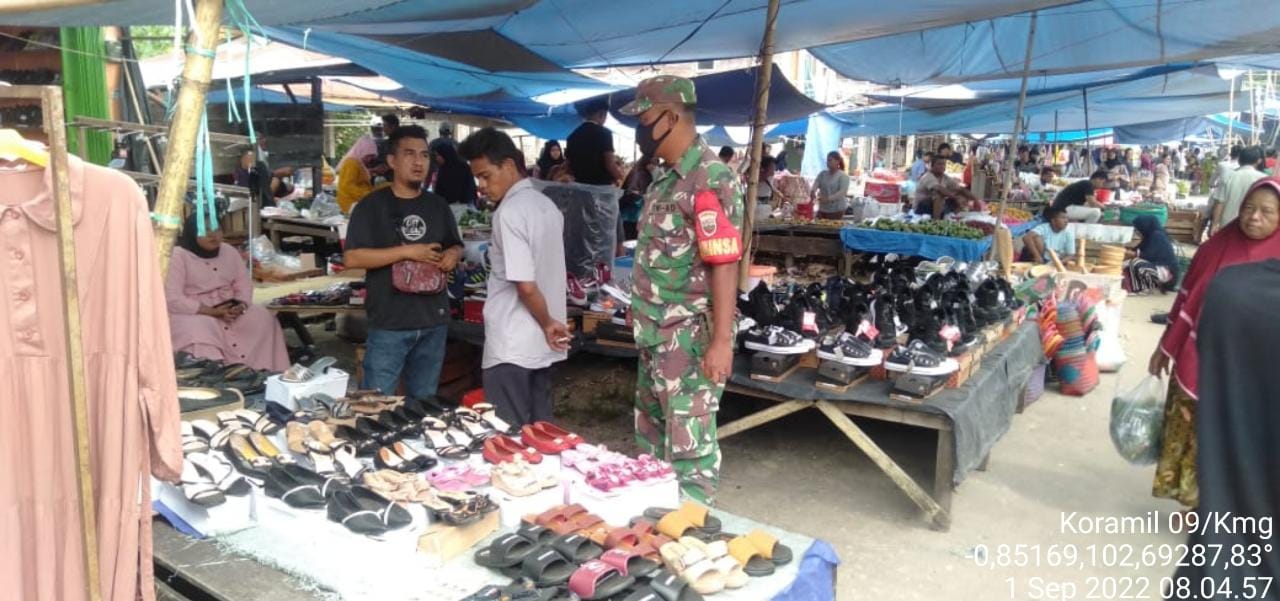 Personel Koramil 09/Kemuning Sosialisasi Prokes Kepada Masyarakat