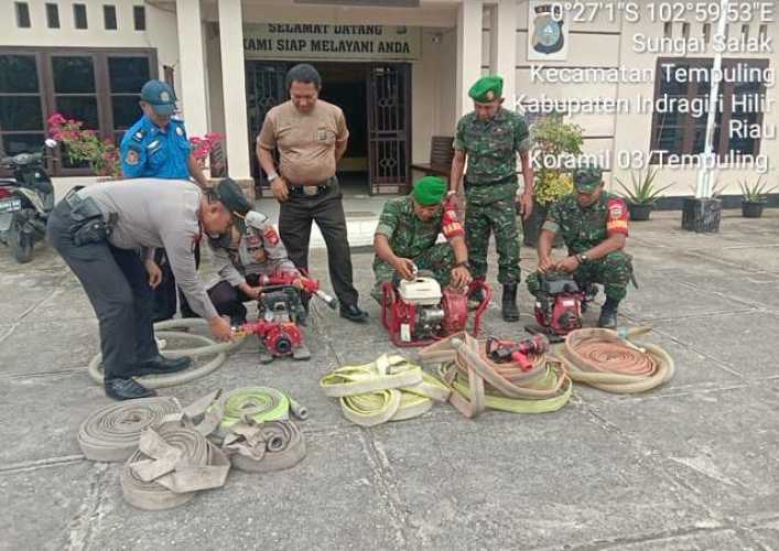 Danramil 03/Tpl Cek Kelengkapan Alat Penanganan Karlahut Di Polsek Tempuling