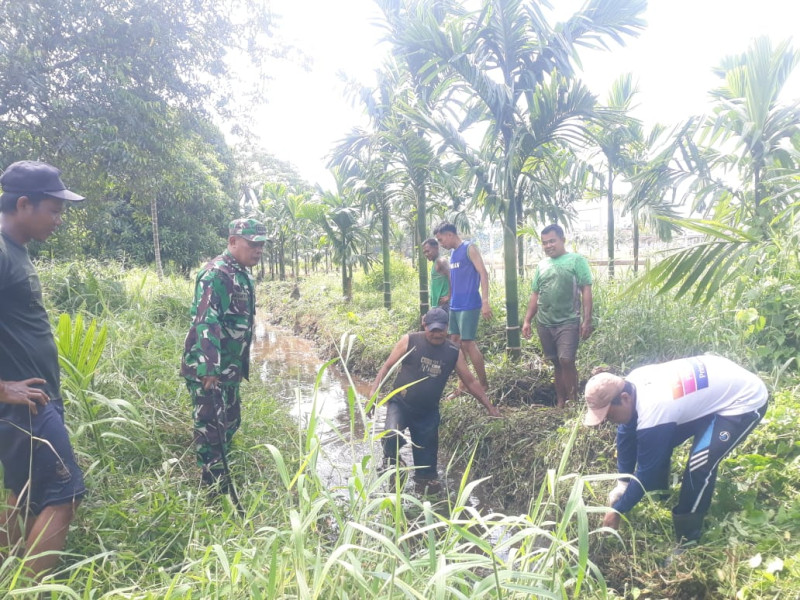 Perbaiki Lapangan Sepak Bola, Babinsa Koramil 05/Gas Serma Sasmito Goro Bersama Masyarakat Setempat