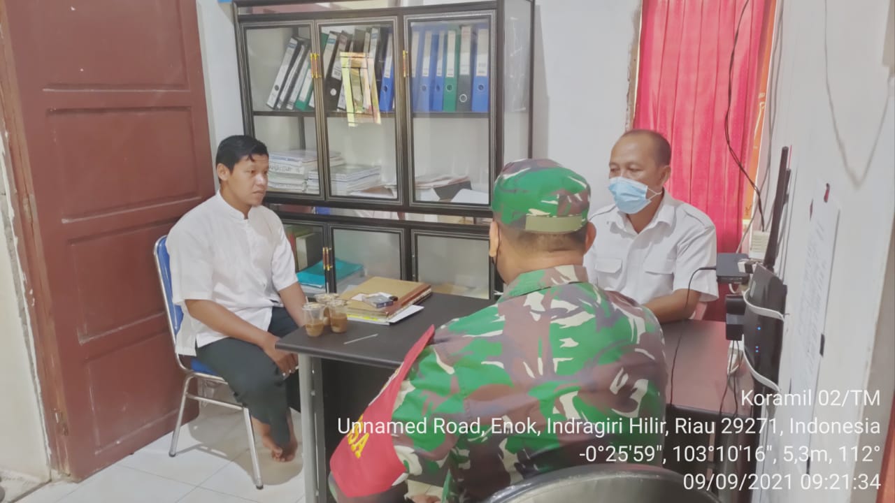 Harmonisasi Hubungan, Babinsa Lakukan Komsos dengan Staf Desa Sungai Lokan