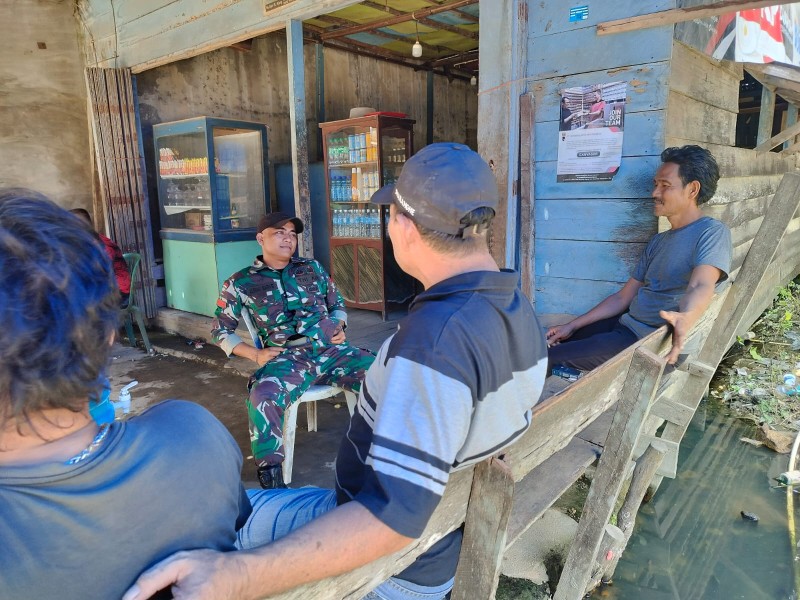 Babinsa Koramil 07/Reteh Lakukan Komsos dengan Warga di Kelurahan Pulau Kijang