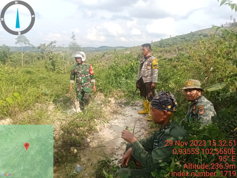 Dalam Rangka Pengawasan Hutan Lindung, Babinsa Koramil 09/Kemuning Beserta Jajarannya Lakukan Patroli Gabungan