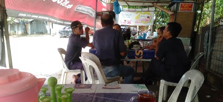 Oknum Pegawai DLH Kota Batam Asyik Nongkrong di Kantin saat Jam Kerja