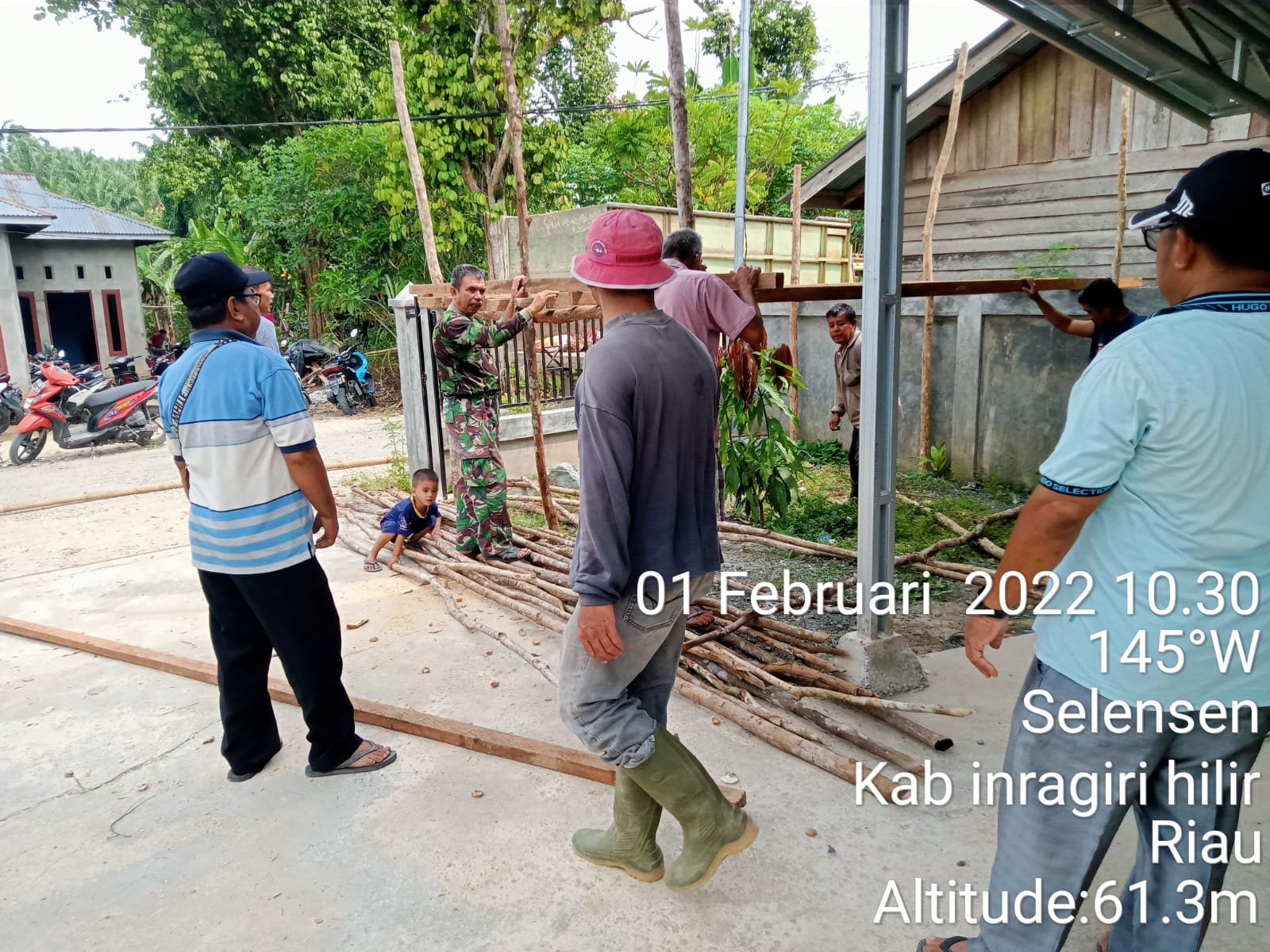 Babinsa Kelurahan Selensen Gelar Goro Mempersiapkan Pesta Pernikahan Warga
