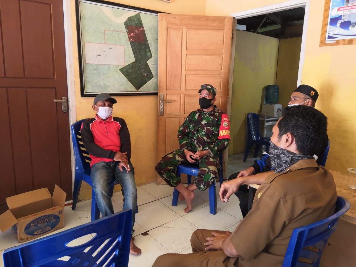 Komsos dengan Perangkat Desa Sungai Ara, Babinsa Koramil 03/Tempuling Tingkatkan Sinergitas Lawan CO