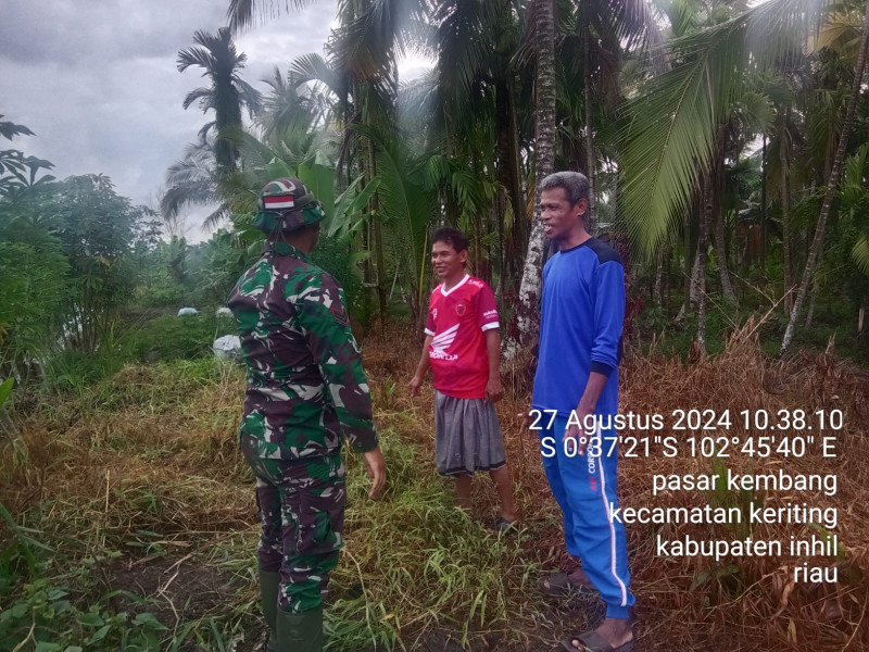 Babinsa Koramil 09/Kemuning Bersama Warga Lakukan Pengecekan Terhadap Lahan dan Hutan Guna Cegah Kebakaran