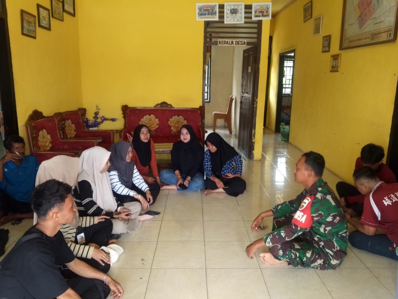 Babinsa Serda Suirwansah Laksanakan Komsos dengan Mahasiswa KKN Universitas Riau di Desa Rumbai Jaya