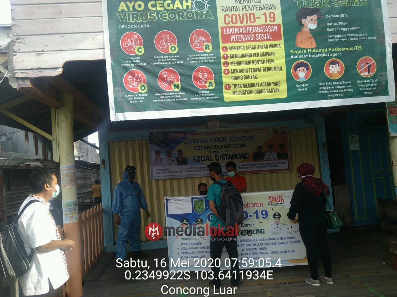 Cegah Covid-19, Babinsa Koramil 04/Kuindra Cek Suhu Tubuh Warga di Pelabuhan Concong Luar