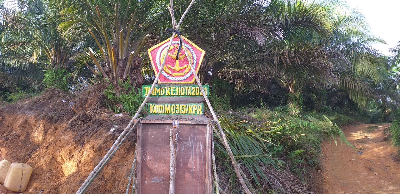 Mendekati Akhir TMMD ke-110 Kodim 0313 KPR, Anggota Satgas  Bangun Tugu Prasasti Mendekati Akhir TMMD ke-110 Kodim 0313 KPR, Anggota Satgas  Bangun Tugu Prasasti