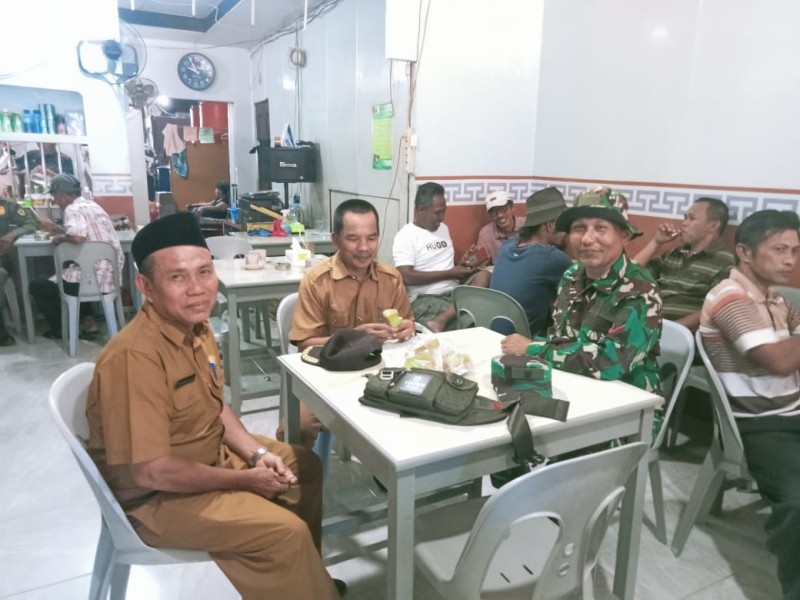 Babinsa Koramil 05/Gas Kopda Umar Nasution Komsos Bersama Warga Diwarung Kopi Jalin Silaturahmi