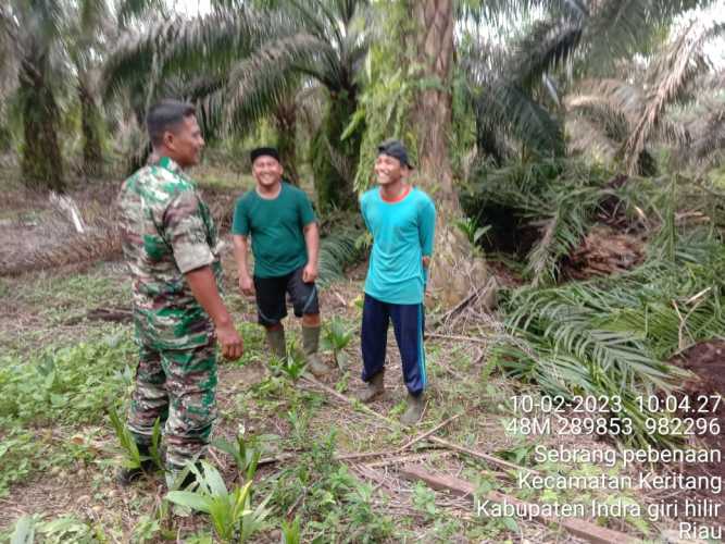 Babinsa Koramil 09/Kemuning Rutin Turun Ke Wilayah Guna Lakukan Patroli