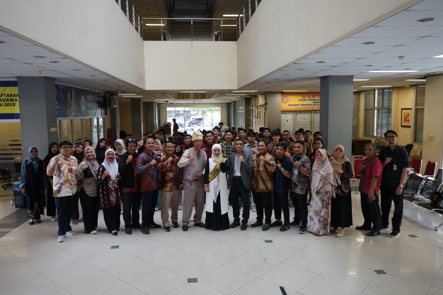 Anggota DPD RI Sewitri, SE., M.Sos Beri Inspirasi Kepemimpinan dan Beasiswa bagi Mahasiswa ITB Riau Anggota DPD RI Sewitri, SE., M.Sos Beri Inspirasi Kepemimpinan dan Beasiswa bagi Mahasiswa ITB Riau