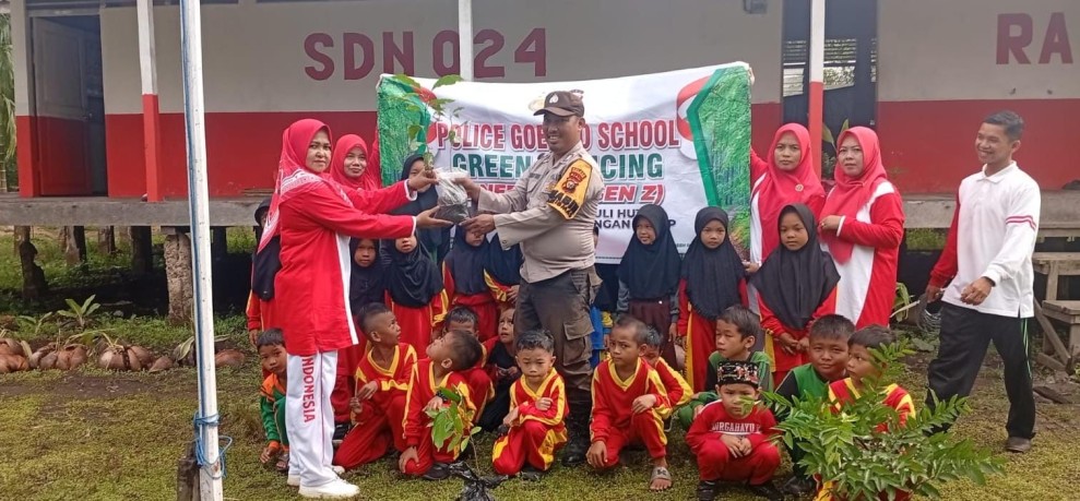 Polsek Enok Laksanakan Green Policing di SDN 024 Desa Rantau Panjang Kec.Enok Kab.Inhil  untuk Edukasi Siswa terhadap Lingkungan