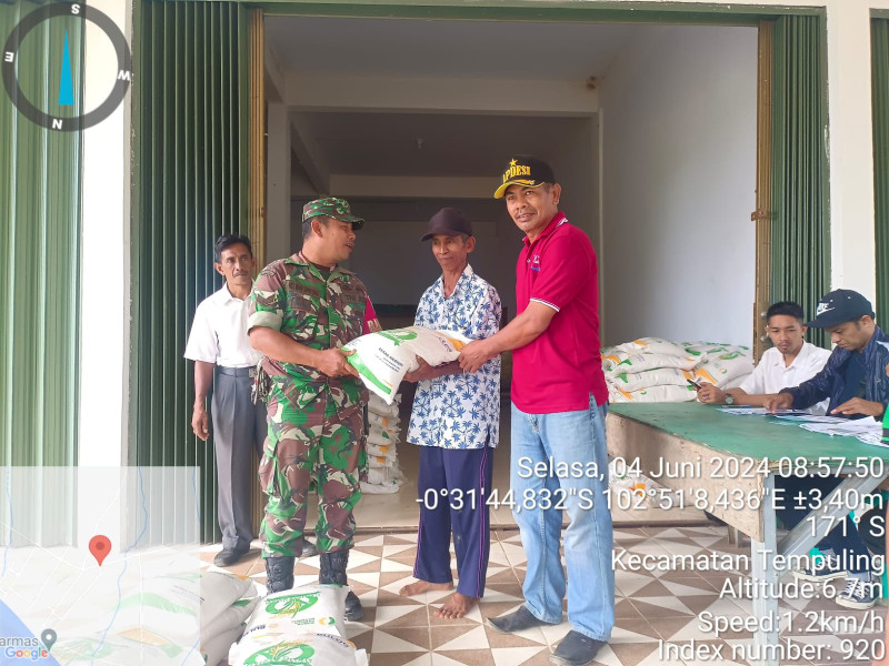 Pastikan Berjalan Lancar, Babinsa Koramil 03/Tpl Dampingi Penyaluran Bantuan Pangan Cadangan Beras Pemerintah